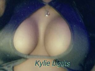 Kylie_bigtits